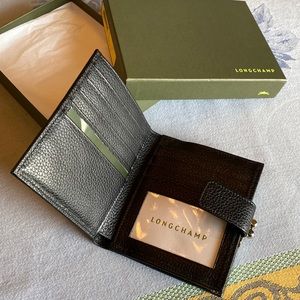 Framed Kisslock Wallet
LONGCHAMP